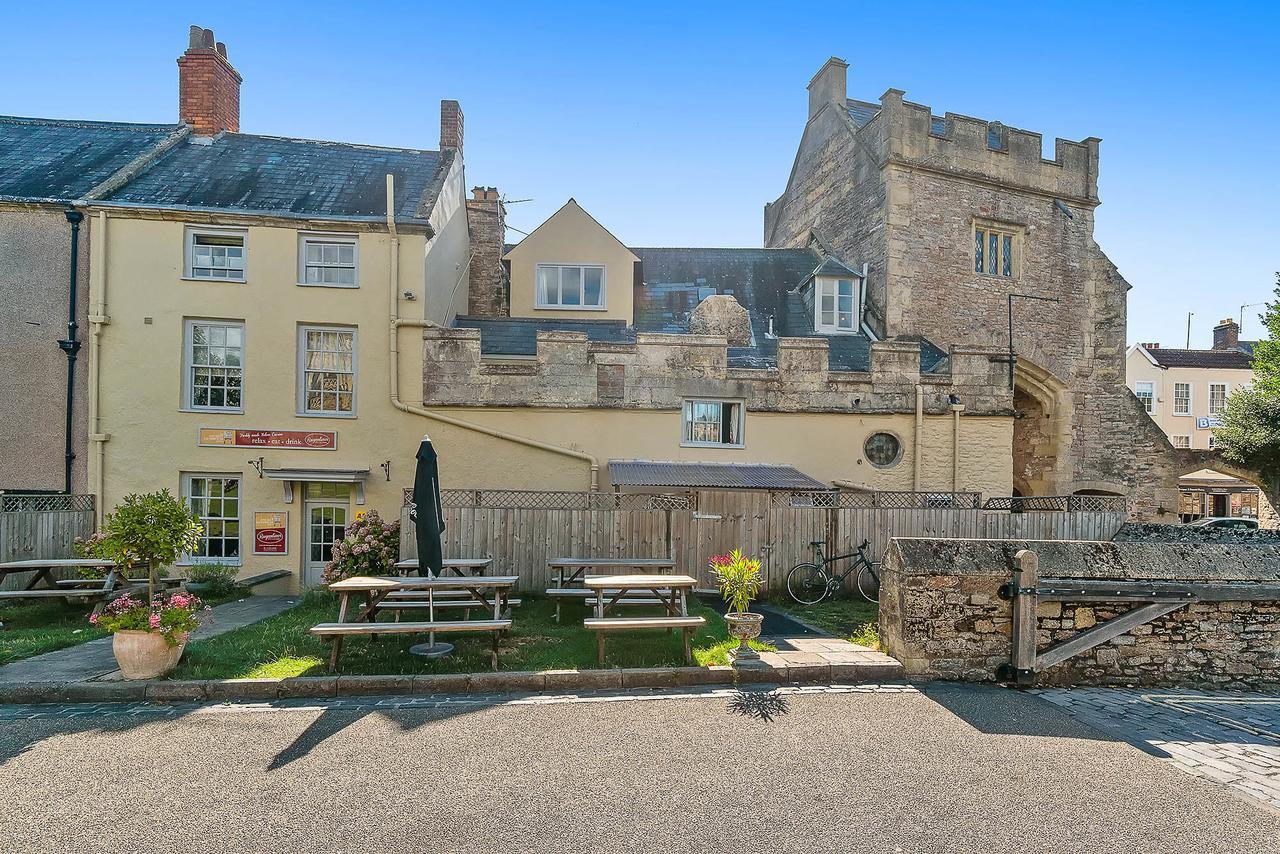 Готель The Ancient Gatehouse & Rugantino Restaurant Веллс Екстер'єр фото